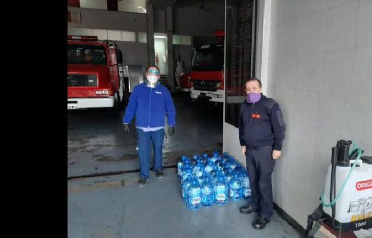 Ivess entregó 30 bidones a los bomberos de Lomas.