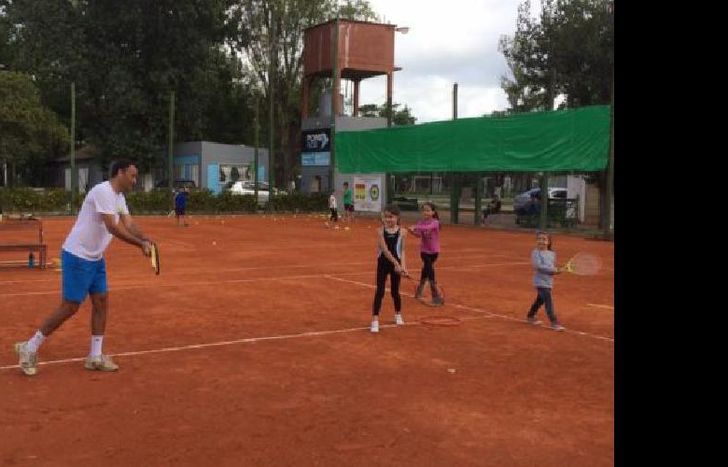 dictan clases para niños y adultos.