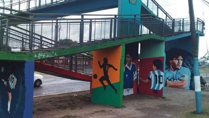 El nuevo mural de Maradona en el puente peatonal de Fiorito.