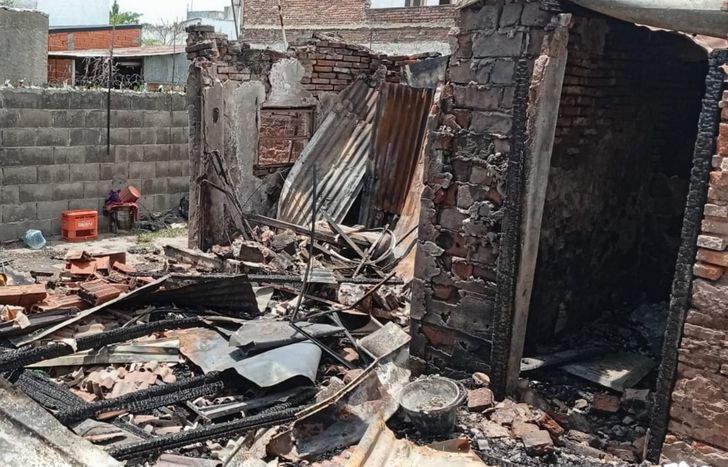 La casa quedó en ruinas por el incendio.