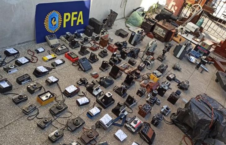 Las cámaras de colección recuperadas por la Policía.