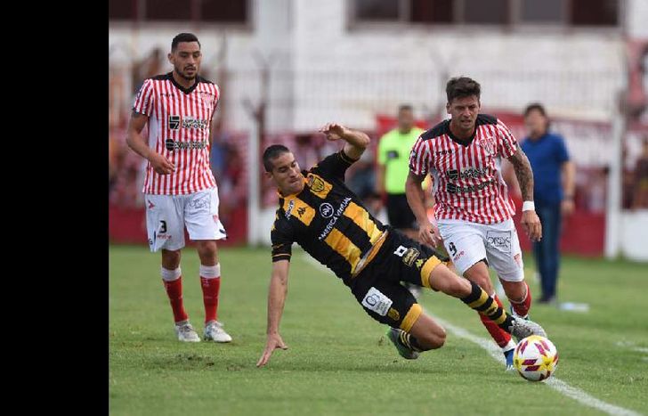 Además del gol, el delantero colaboró con el juego y aguantó la pelota en el ataque.