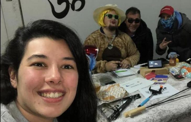 El equipo familiar pasará del garage al teatro.