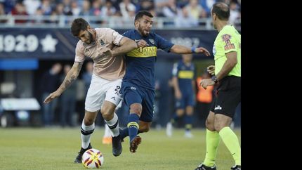 Tevez, que jugó de nueve, no pudo con los centrales del Lobo.