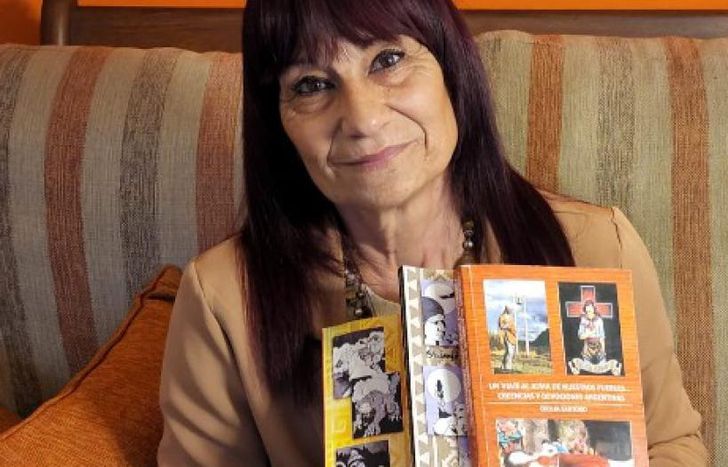 Cecilia puso a disposición sus libros para docentes de escuelas privadas y públicas.