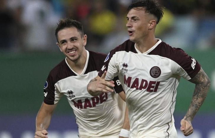 Lotti festeja su golazo con Peña Biafore.