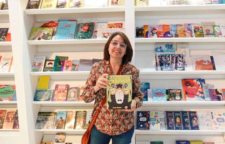 La licenciada en arte de Temperley en la presentación oficial de su libro para niños.&nbsp;