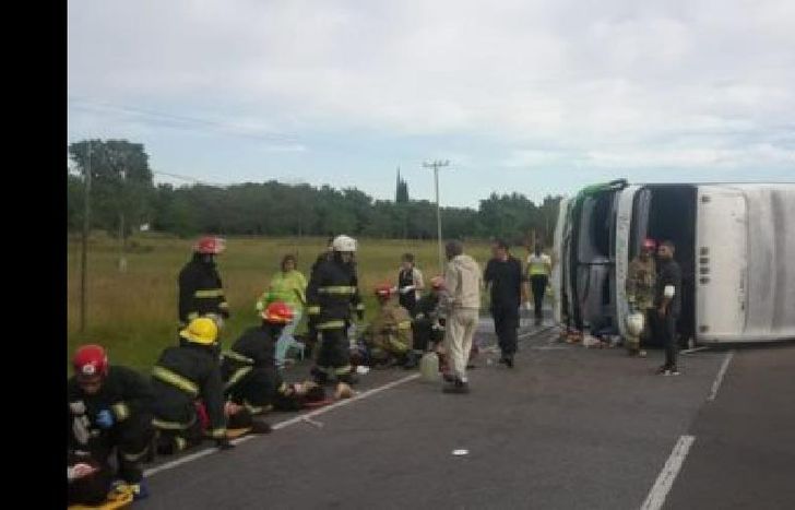 el ómnibus volcó en la ruta y fallecieron dos niñas.