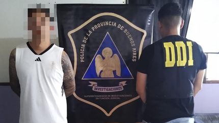 la policia de lomas capturo a un profugo mientras jugaba un torneo de futbol