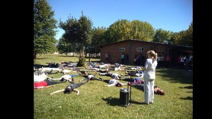 arranca un taller gratuito de yoga para docentes de lomas