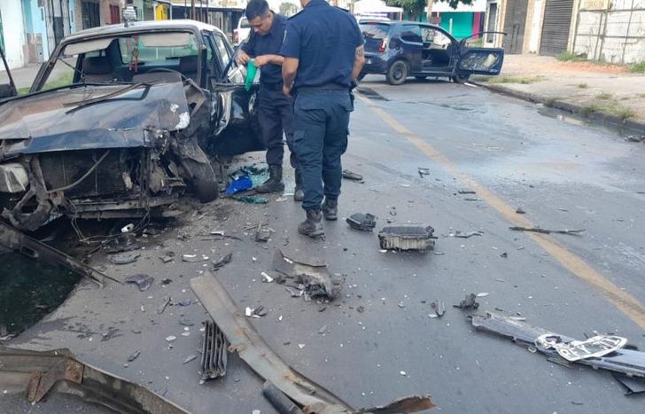 Los autos quedaron muy dañados tras el choque.
