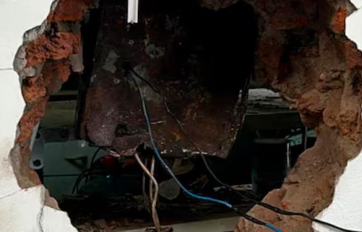 El boquete que habían hecho los delincuentes.