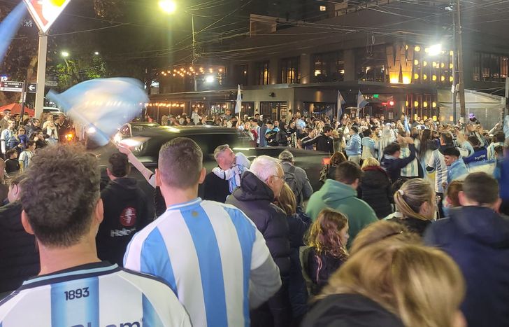 El triunfo de la Selección Argentina hizo estallar en festejos las calles de Lomas.