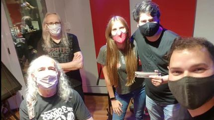 La banda y con barbijo.