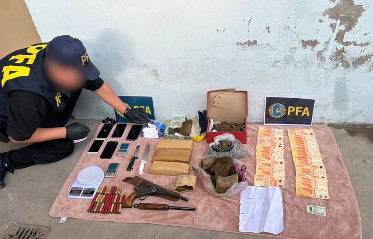 Armas, drogas y dinero, entre los elementos incautados.