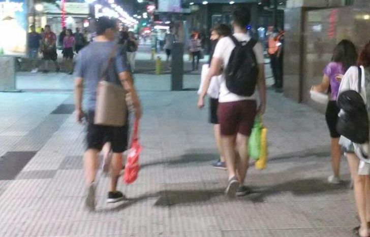 Los voluntarios asisten a las personas que viven en la calle.