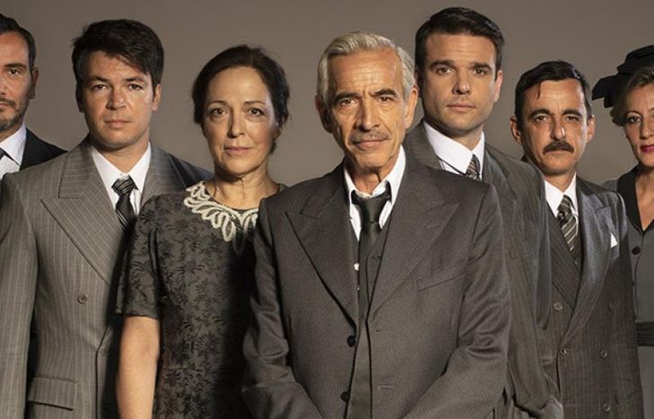 Imanol Arias y elenco.