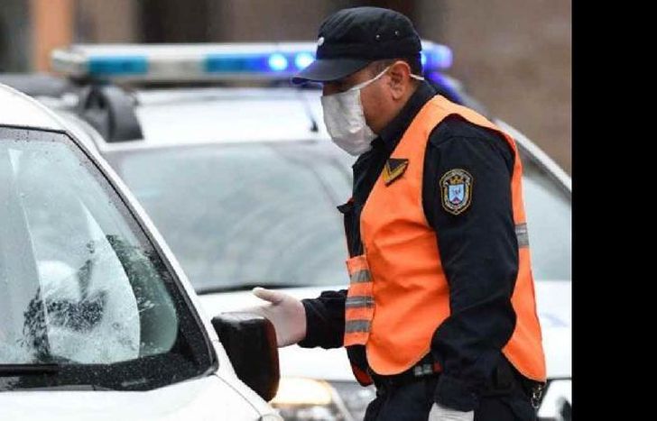 Los tres vecinos fueron detenidos y les realizaron hisopados.