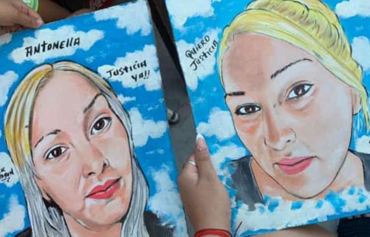 Los cuadros pintados a pincel.