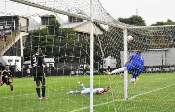 Toloza, desde el piso, palpita como su cabezazo se transforma en gol.
