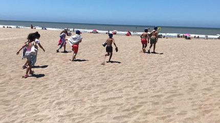 Todo lo recaudado en la lotería familiar será para que los chicos viajen a la Costa.