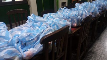 Los bolsones, listos para ser entregados a los vecinos lomenses.