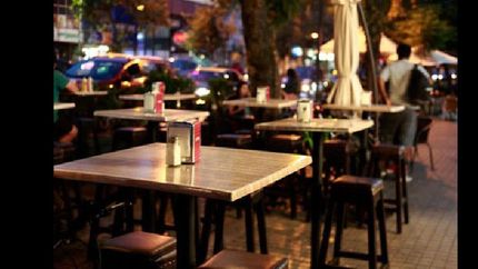 los restoranes chicos podrán volver con medidas de prevención.