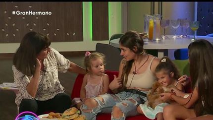 Romina y sus hijas.