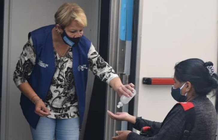 El 23,9% depende del sistema de salud público para atenderse.