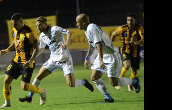 Ruiz domina la pelota ante la marca de Di Lorenzo y Brum.
