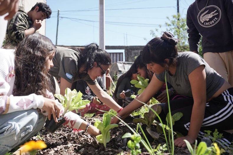 En los talleres enseñan las claves para cultivar alimentos.