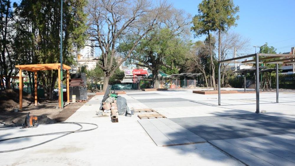 Colocaron las veredas y ahora instalan las pérgolas y estructuras de hierro.