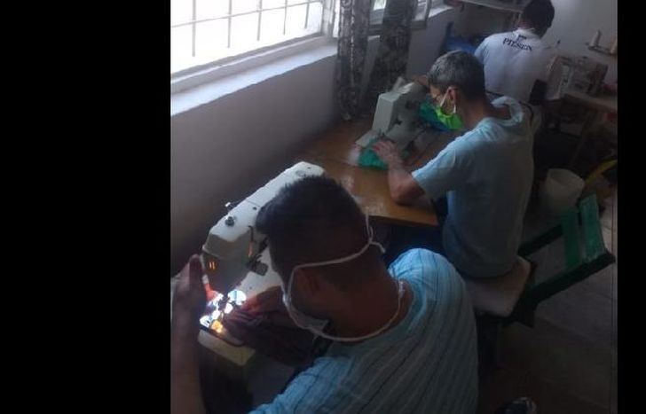 los internos cosen en el taller de costura.