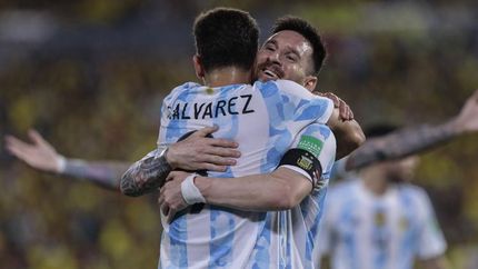 El abrazo de Messi con Álvarez tras el gol del jugador de River.