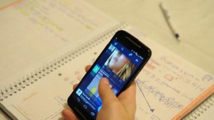 adictos al celular: la mitad de los adolescentes pasa 12 horas al dia con el celular en la mano