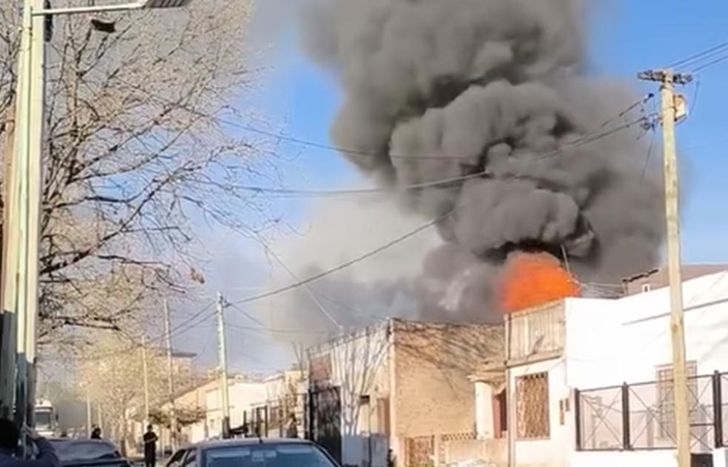 El incendio generó una enorme nube de humo.