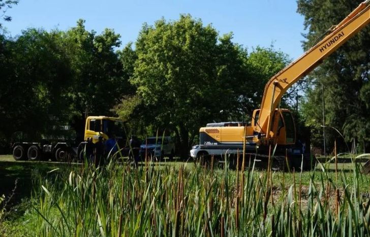Limpiaron la laguna artificial de Emajea.