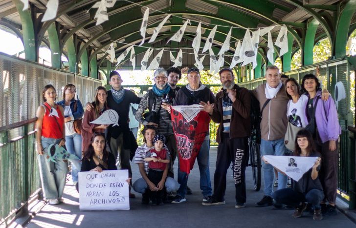 Temperley: llenaron de pañuelos de las Madres de Plaza de Mayo el puente de la estación. Gentileza: Lucia Vite / @luci.vite / @estudidoblel