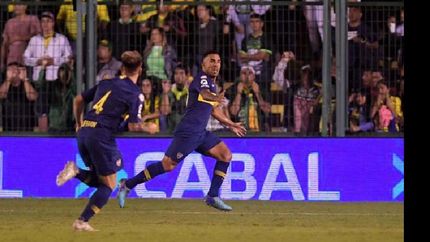 Carlos Tevez festeja su gol, el que le dio la victoria a Boca en cancha de Defensa y Justicia.