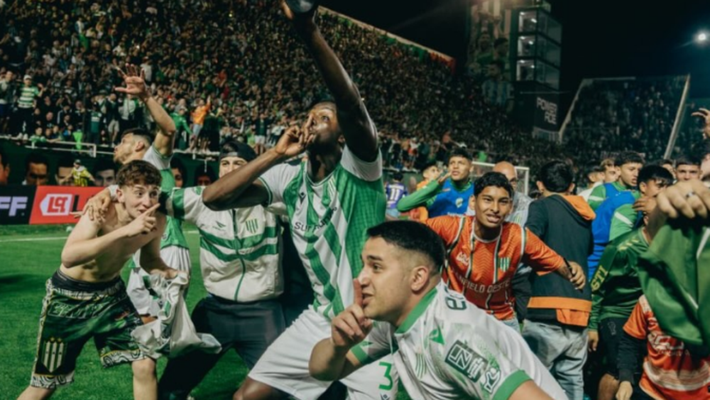 El emotivo ida y vuelta entre Danilo Arboleda y los hinchas de Banfield: Es tu casa....