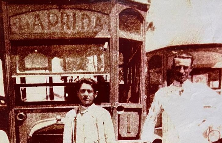 El primer colectivo era de madera y recorría la calle Laprida.