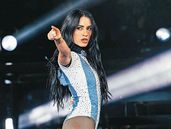 Lali Espósito, de celeste y blanco.&nbsp;