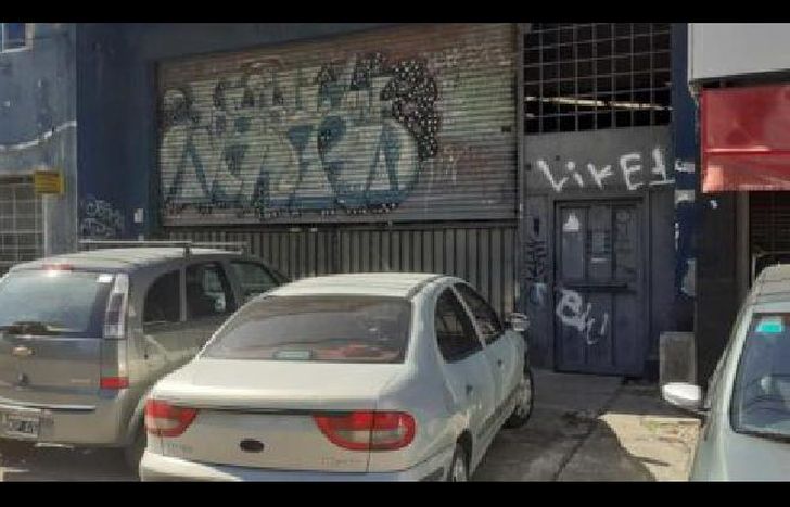 trabajan con el portón cerrado en Alsina.