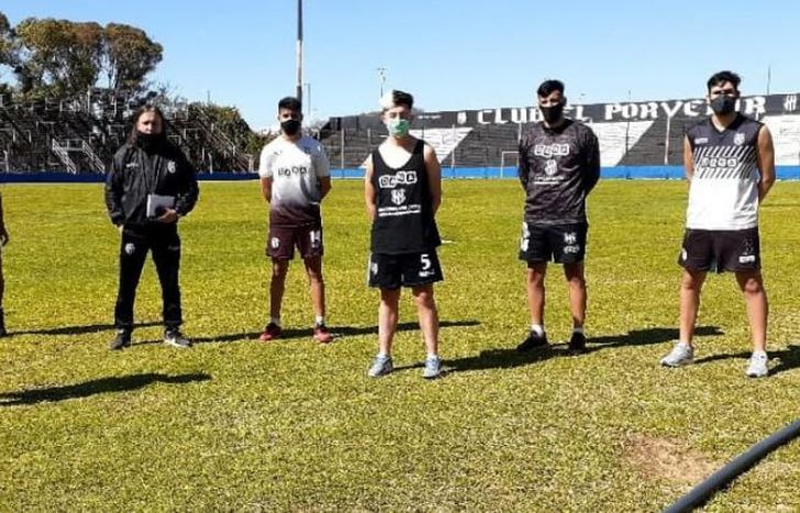 El DT posó con los nuevos miembros del plantel.
