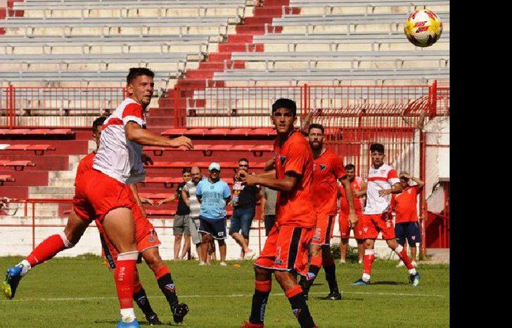 Fabricio Lenci, autor de un gol, gana en las alturas sobre el área defendida por Martín Ríos.