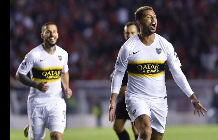 Cardona, con un golazo, le dio un valioso triunfo al Xeneize.