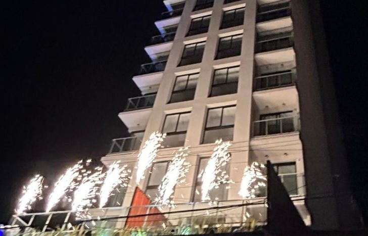 Con fuegos artificiales, celebraron el mayor proyecto de Barón en 25 años.