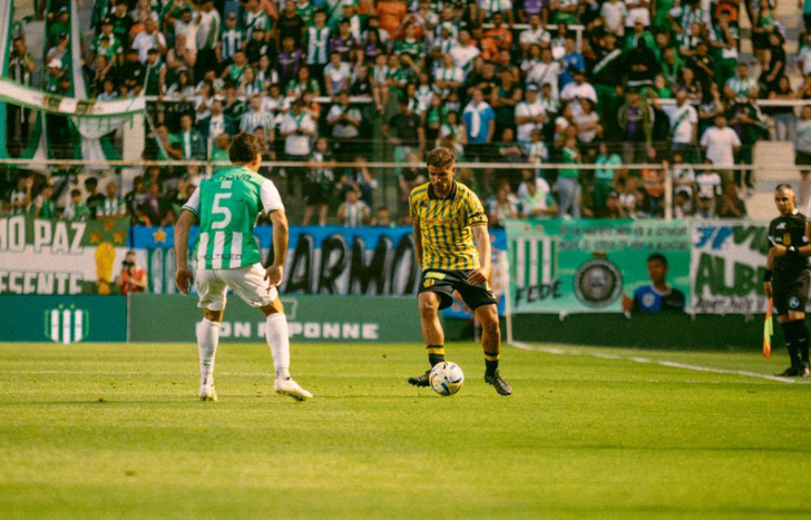Banfield ante Aldosivi en el Florencio Sola.