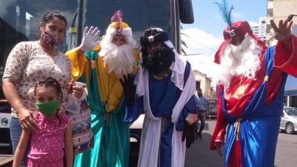 En la estación de Lomas los Reyes se sacaron fotos con los nenes.