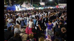 Miles de vecinos disfrutaron del Pericón Nacional en la Grigera